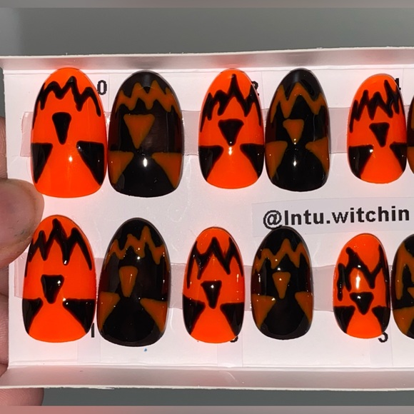 Handmade press on nails // Medium almond shape - Picture 6 of 10